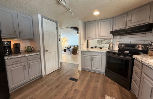 Beulah House | Spacious Riverfront Escape, Gorgeous Fall Colors, Dogs Welcome!