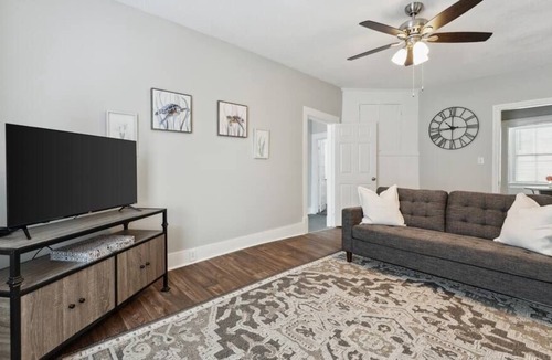 Westside Apartment | Spacious Updated 3 Bedroom Apartment