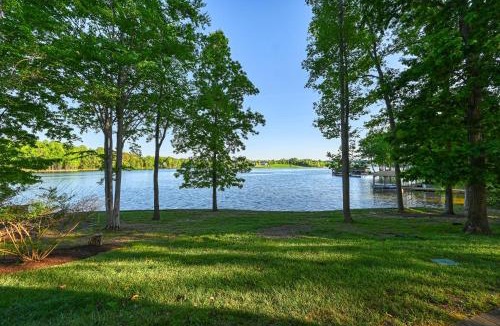 Mineral House | Spacious waterfront house with private hot tub, sauna, pool table
