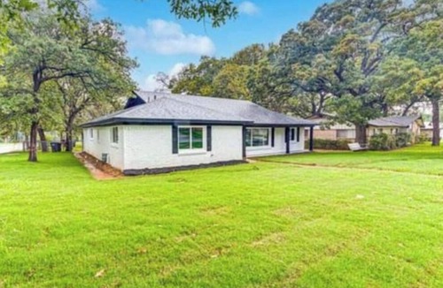 Ederville House | Spacious World Cup home! Minutes from AT&T Stadium. Groups welcome