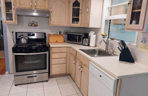 Edgewater House | Special Rates. Close to Annapolis. Justin Beach Cottage Retreat