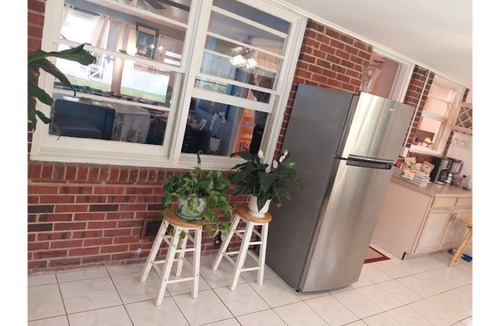 Edgewater House | Special Rates. Close to Annapolis. Justin Beach Cottage Retreat