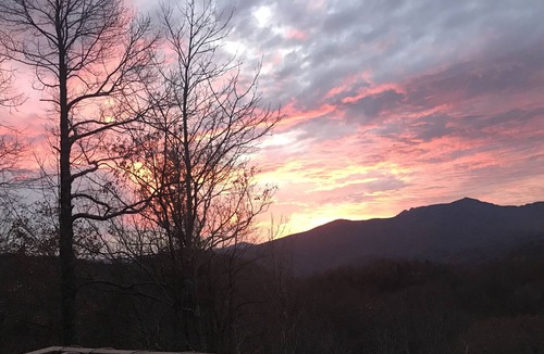Boone Cottage | Spectacular Grandfather Mt View! 2 decks. Comfortable & close to Blue Ridge Pkwy
