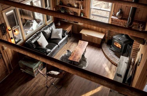 Kabletown House | Spectacular Lofted Cabin with Screened Porch, BBQ, and Fire Pit in West Virginia