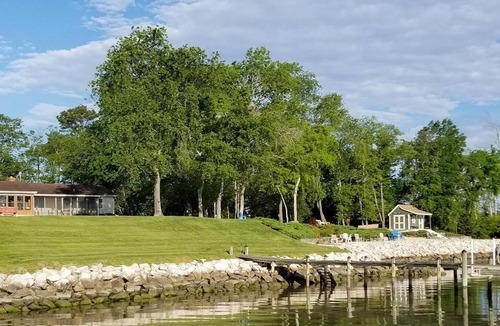 Mount Victoria House | Spectacular Waterfront Retreat with Pier