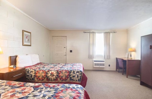 Spencer Hotel | Spencer Outdoors Retreat | Explore Vibrant Attractions & Scenic Trails.