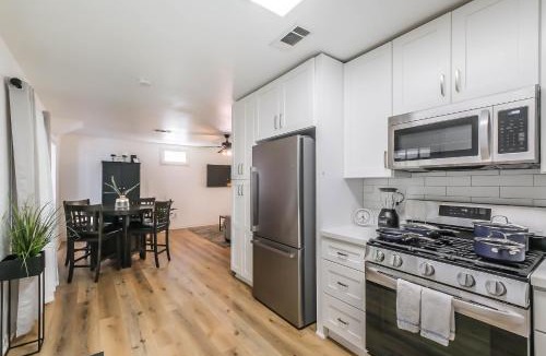 Kempwood House | Spring Branch Home Sleeps 6 Yard King Suit