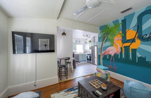 Urban Core House | "Springfield Bungalow" Hot Tub, Golf, Grill