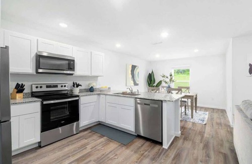 Spring Hill House | Springhill Retreat! 3 Bed, 2 Bath!