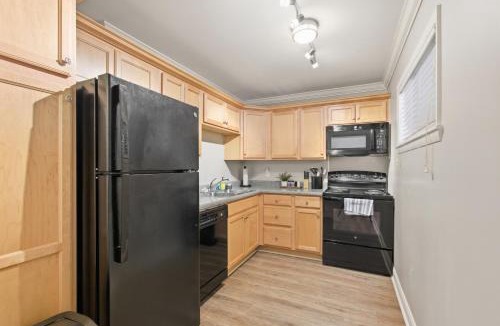 Athens Apartment | Stadium Village Flat - Walk to DT & Stadium! apts
