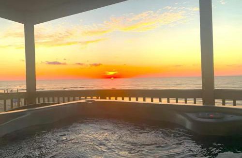 Surfside Beach House | Starfish Beachfront Swim-Up