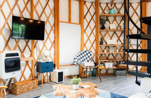 Fancy Gap House | Starlight Yurt- A Romantic Stay w/Hot Tub Views