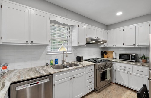 Del Ray House | Stately 5BR Historic Retreat - CozySuites
