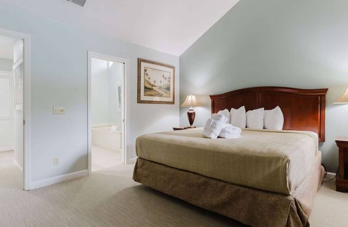 Shipyard Plantation Hotel | Stay the Near Beach | Pool, Bikes + Full Kitchen