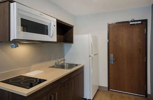 Austin Hotel | Stay Together, Group-Friendly Compound Near Austin Highlights – 4 Queen Units