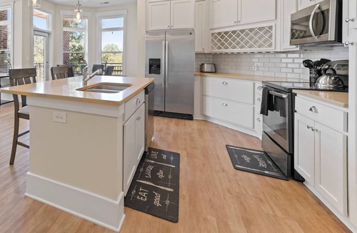 Huntersville Condo | StaysByWalker 2BR -KingBeds! Gym/Pool/HotTub/Sauna