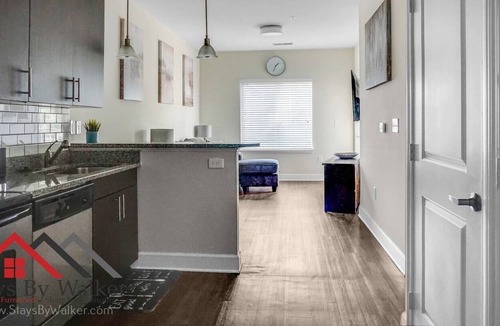 Commonwealth Condo | StaysByWalker Studio in PlazaMidwood | Parking/Gym