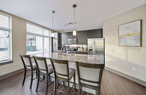 Third Ward Condo | StaysByWalker Uptown 2BR - 1GWIFI/KingBeds/Parking