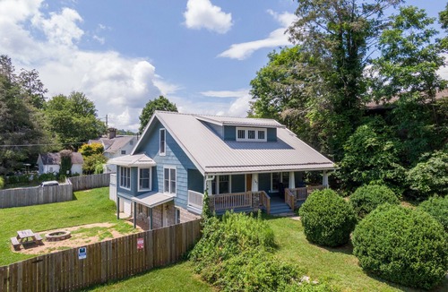 Blowing Rock House | Stella Maris: In-Town Blowing Rock Pet Friendly Updated Craftsman Bungalow