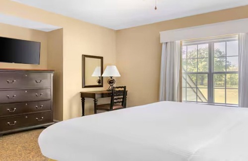 Berkeley Resort | Step into Colonial Charm at The Historic Powhatan Resort in Williamsburg - 2 Bd.