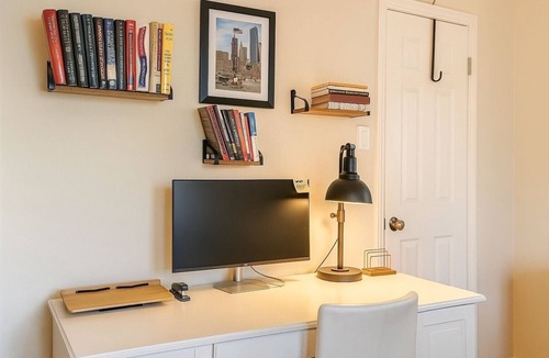 North University Condo | Steps from UT✔️KingBed❤️Retro 80'sWinter Getaway w/Gig-Speed WiFi Free Parking