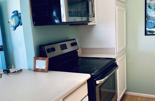 Enchanted Lake House | Steps to 2B/2B, full Kitchen, A/C, fixed rate 30-day lease, short term available