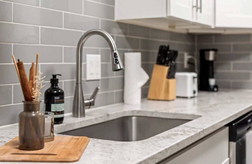 Clarksville Apartment | Steps to Downtown- Cozy studio - Quiet neighborhood