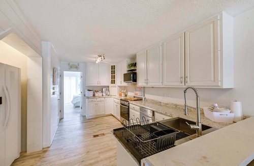 Dewey Beach Condo | Steps to Rehoboth Bay Marina! Condo w/Pool Access