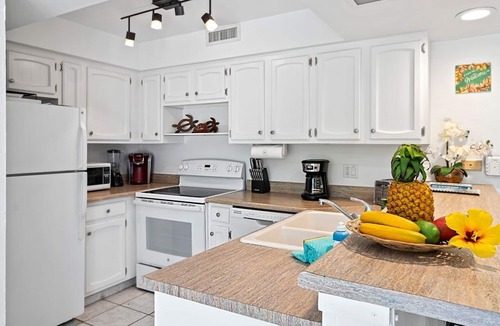 Historic Kailua Village Condo | 🏖️Steps to the Ocean | Great Location | Central AC |