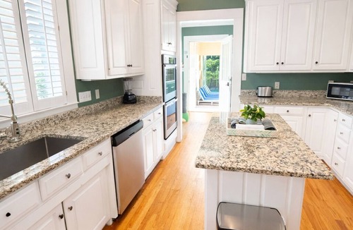 Valdosta House | Steps to VSU Historic Home Private Pool Sleeps 10 Close to everything!