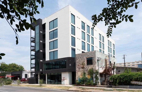 East Cesar Chavez Hotel | Studio Haus East 6th Austin By Kasa