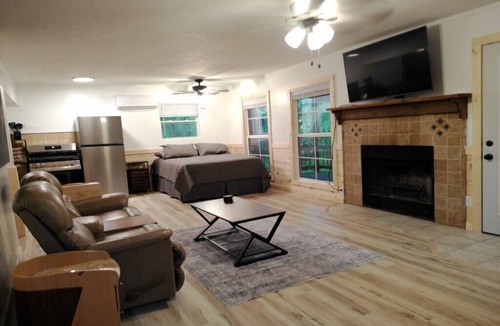 Noel Apartment | Studio on the River!