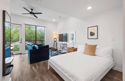 East Cesar Chavez Apartment | Studio - Queen & Sofa Bed|Downtown Austin|Balcony