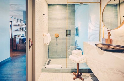 Travis Heights Hotel | Studio-Style Suite with Balcony Overlooking Pool