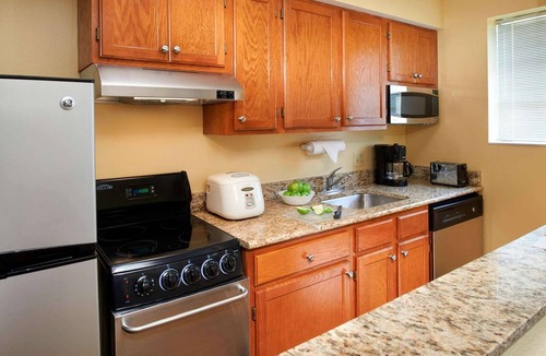 Novi Apartment | Studio Suite with Full Kitchen Near Meadowbrook Lake – 2.1 Mi