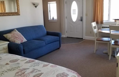 Edgecomb Cottage | Studio with kitchen & balcony Sheepscot Harbour Studio #215