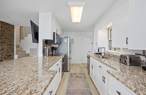 Henderson House | Stunning 180° Lake Views, Kerr Lake Retreat