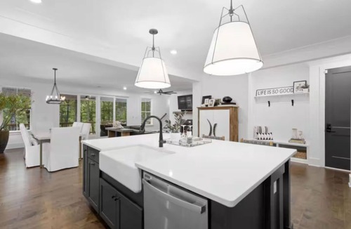 Sherrills Ford House | Stunning 5-bedroom Lakefront Retreat on Lake Norman - Hot Tub, Kayaks, Firepit