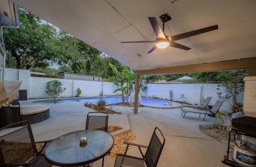 Dallas House | Stunning 5BR 2BA Holiday Home with Private Pool and Cinema