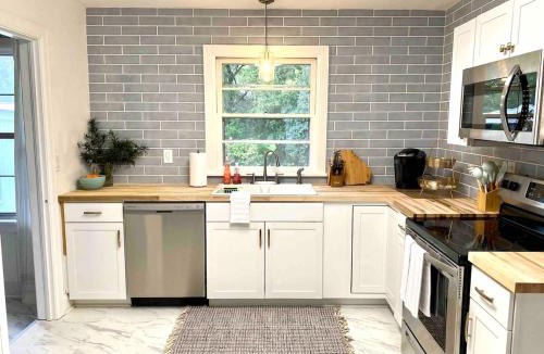 Thunderbolt House | Stunning Coastal Charmer Near Downtown and Beach