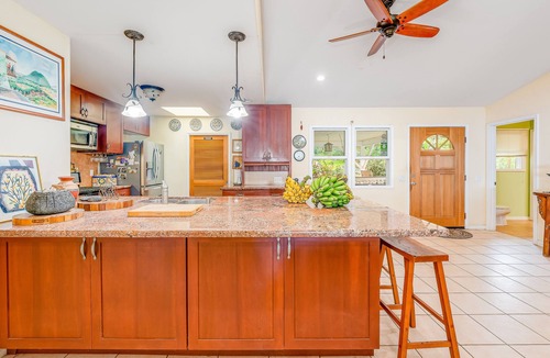 Holualoa House | Stunning island home on coffee farm with private hot tub & decks -near the beach