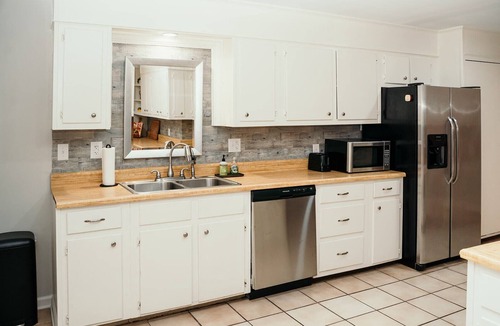 West Monroe House | Stunning Lake Views, Grill, Fire pit, Fish from Backyard, Fully Stocked for you