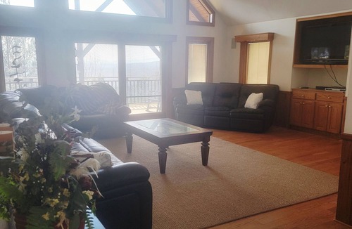 Columbus House | Stunning Mountain Farm Getaway