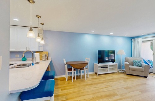 Pine Knoll Shores Condo | Stunning ocean-front condo with shared pool and direct beach access