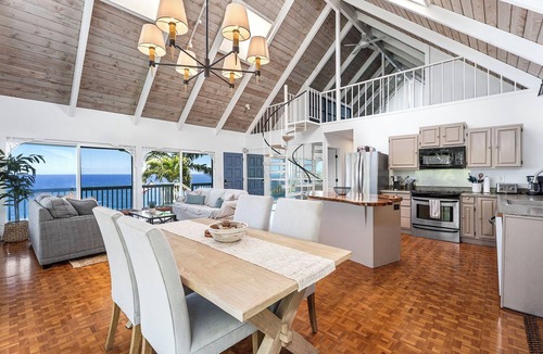 Laupahoehoe House | Stunning Ocean-front Retreat Overlooking Laupahoehoe Point
