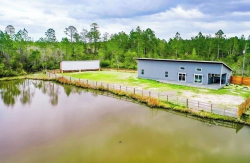 Waycross House | Stunning Private modern Swamp home