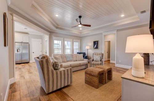 Thomasville House | Stunning Waterfront Retreat Spacious 4Br2Ba Home