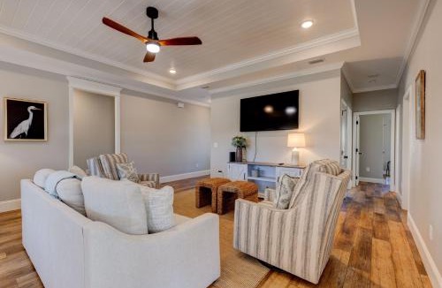 Thomasville House | Stunning Waterfront Retreat Spacious 4Br2Ba Home