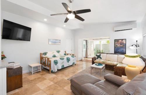 Coconut Grove Apartment | Stylish 1BR Apartment with AC Full Kitchen & WD - Just Steps to the Beach