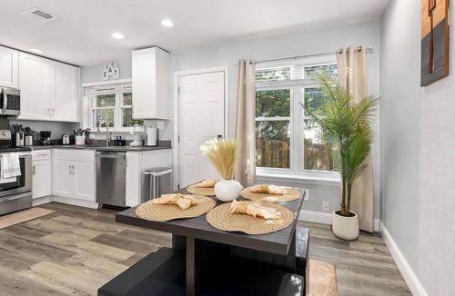 Villa Heights House | Stylish 2B Boutique Stay Just 5 Minutes to Uptown on VRBO